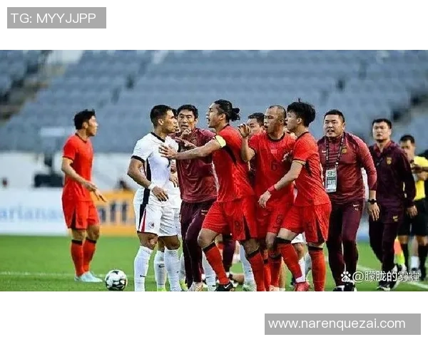 国足与香港比赛中的争议判罚引发热议球迷对裁判决定感到不满 国足与香港比赛中的争议判罚引发热议球迷对裁判决定感到不满