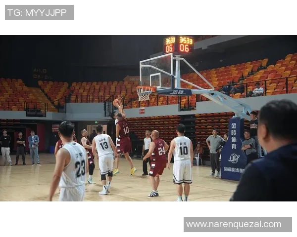 下诺夫与希姆基的激烈对决展现篮球魅力与团队精神的巅峰对抗